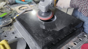 Шлифуем фаску на отверстии в верхней части лампады